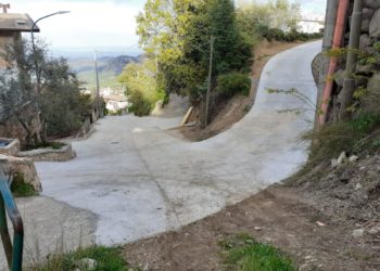 Si sono conclusi nei giorni scorsi i lavori di rifacimento del manto stradale in via Monsignor Miglior, a Lanusei