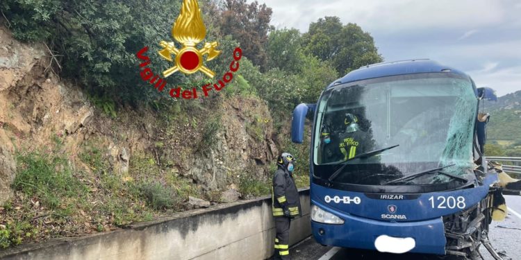 Incidente stradale sulla 125, sul posto i vigili del fuoco