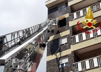 Sassari: a fuoco un appartamento in viale Umberto, sul posto i vigili del fuoco