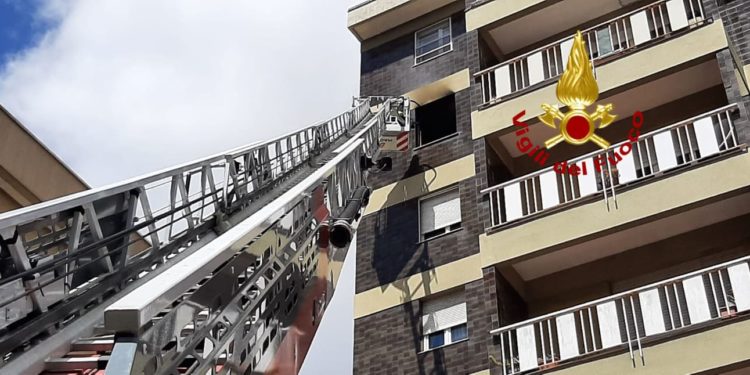 Sassari: a fuoco un appartamento in viale Umberto, sul posto i vigili del fuoco