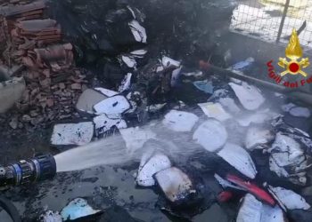 Sestu: incendio all’esterno di un casolare in località Sa Cantonera, i vigili del fuoco hanno evitato la propagazione delle fiamme alla struttura ed alla vegetazione circostante