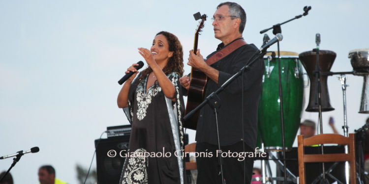 Noa in concerto ad Oristano il 3 agosto. La cantante israeliana sarà ospite del 23° festival Dromos