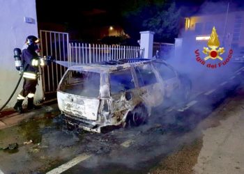 Olbia: macchina a fuoco in via Peruzzo, sul posto i vigili del fuoco