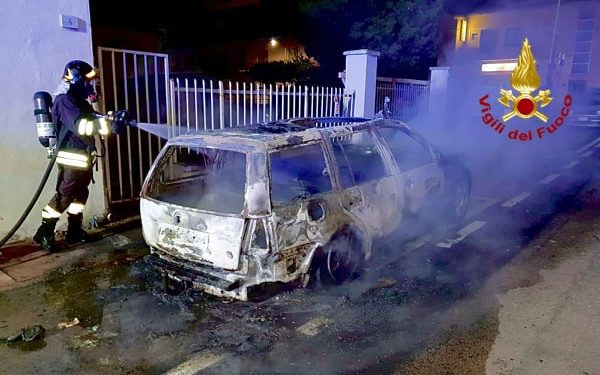 Olbia: macchina a fuoco in via Peruzzo, sul posto i vigili del fuoco