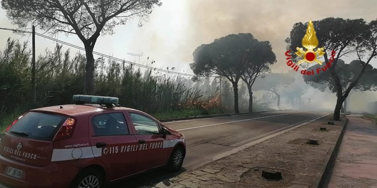 Vasto incendio nei pressi di via Sulcitana, ad Elmas, i vigili del fuoco sul posto con varie squadre