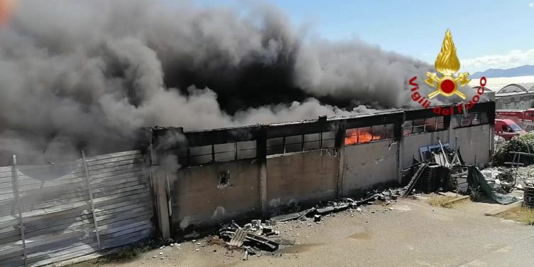 E’ in corso dalle 14.30 un intervento dei vigili del fuoco di Cagliari per lo spegnimento di un Incendio sviluppatosi in viale Elmas, sul posto anche carabinieri e polizia locale