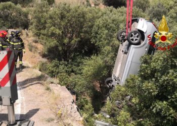 Un’auto è finita fuori strada sulla SP 17 a Cala Regina (Quartu Sant’Elena), illesi gli occupanti