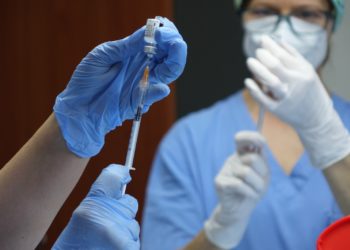 Siringhe pronte all’uso per i medici di famiglia: «Servizio prezioso per raggiungere ed immunizzare dal Covid-19 i più fragili»