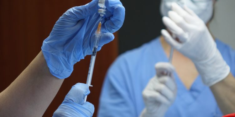 Siringhe pronte all’uso per i medici di famiglia: «Servizio prezioso per raggiungere ed immunizzare dal Covid-19 i più fragili»