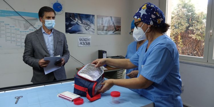 Siringhe pronte all’uso per i medici di famiglia: «Servizio prezioso per raggiungere ed immunizzare dal Covid-19 i più fragili»