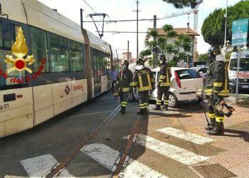 Incidente stradale a Pirri, due feriti nello scontro tra un’auto e la metropolitana di superficie