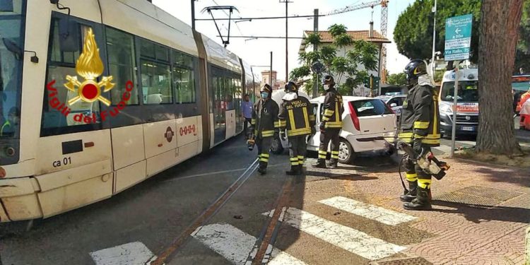 Incidente stradale a Pirri, due feriti nello scontro tra un’auto e la metropolitana di superficie