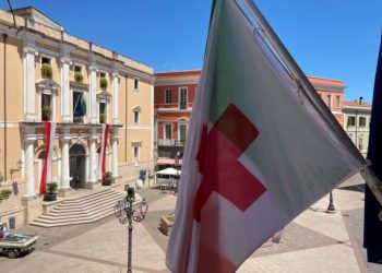 Oristano: Il monumento di Eleonora d’Arborea si illumina di rosso per celebrare e la Croce Rossa