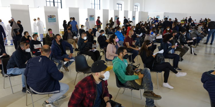 Ha preso il via questa mattina, alle 9.00, nell’isola di La Maddalena, la campagna “Sardi e vaccinati” per le isole minori