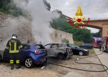 Sassari: a fuoco due auto in via Col di Lana, sul posto i vigili del fuoco