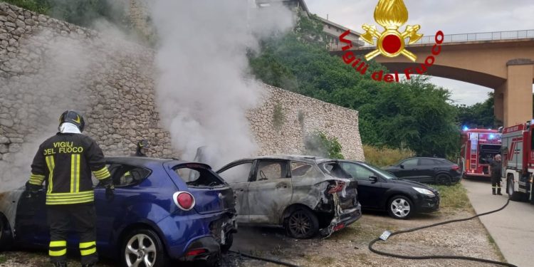 Sassari: a fuoco due auto in via Col di Lana, sul posto i vigili del fuoco