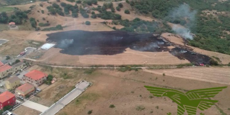 E’ stata una giornata durissima, in Sardegna, nella lotta agli incendi, ben 26, 6 dei quali hanno richiesto l’intervento del mezzo aereo del Corpo forestale