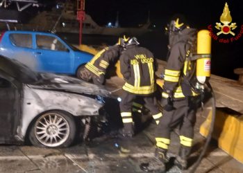 La Maddalena: a fuoco un’auto, sul posto i vigili del fuoco