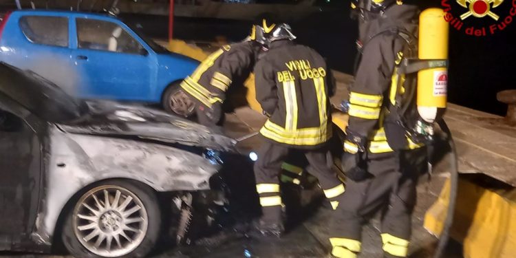La Maddalena: a fuoco un’auto, sul posto i vigili del fuoco