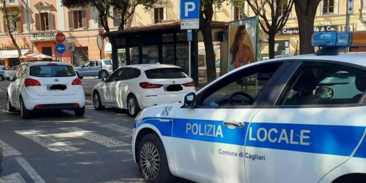 Cagliari: incidente stradale in centro, una persona ricoverata in ospedale in codice rosso
