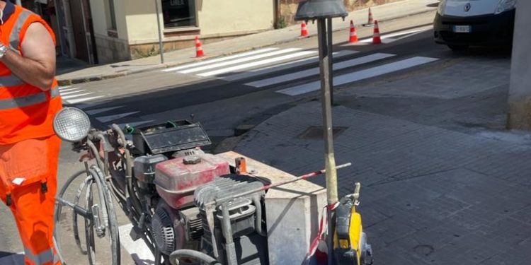 Alghero: proseguono gli interventi per la segnaletica orizzontale e le strisce pedonali