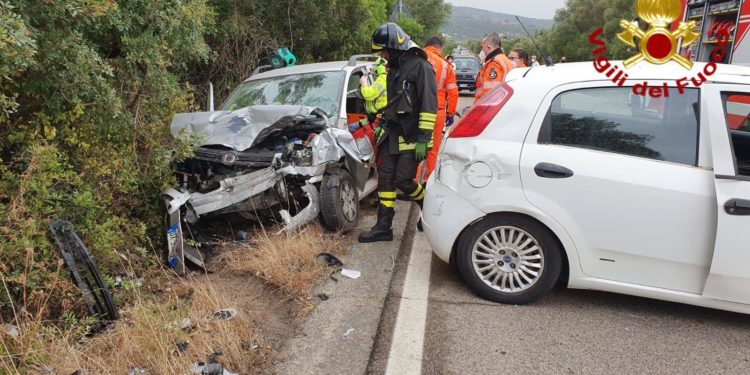 Olbia: incidente stradale in direzione di Cugnana, sul posto i vigili del fuoco