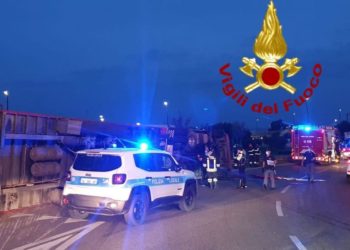 Olbia: un tir si ribalta nella zona industriale, ferito il conducente