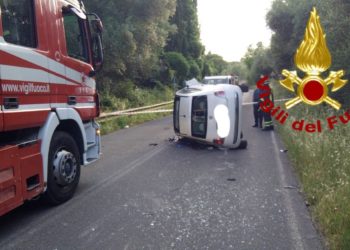 Scontro tra un’auto ed un trattore sulla provincia dell’Argentiera, sul posto i vigili del fuoco