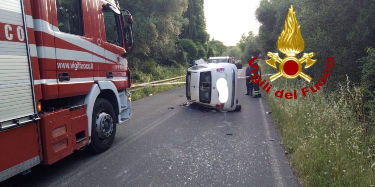 Scontro tra un’auto ed un trattore sulla provincia dell’Argentiera, sul posto i vigili del fuoco