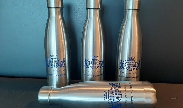 Cagliari “Plastic free Challenge”, ecco la borraccia per utilizzare meno plastica