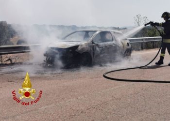 Auto a fuoco sulla Olbia-Abbasanta, sul posto i vigili del fuoco