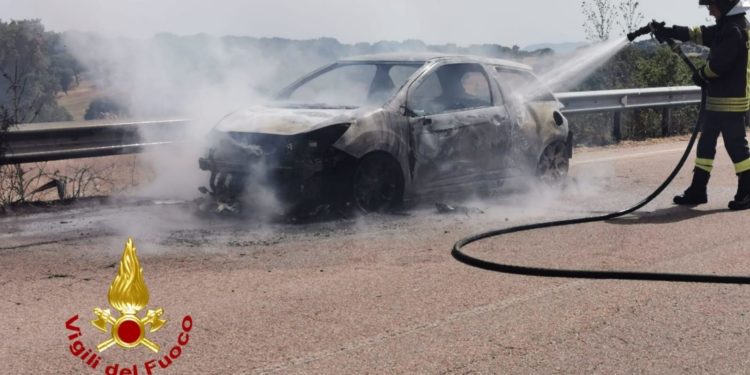 Auto a fuoco sulla Olbia-Abbasanta, sul posto i vigili del fuoco