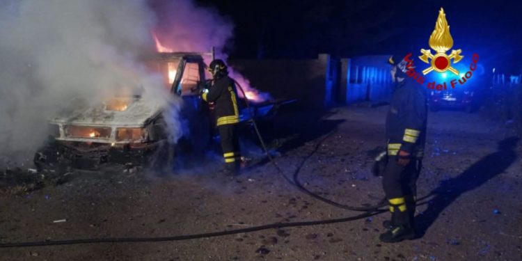 Quartu Sant’Elena: a fuoco un autocarro, sul posto i vigili del fuoco