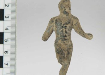 Sassari: passeggia in un uliveto e trova una statuina di età romana 