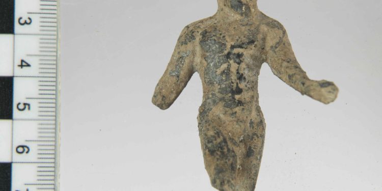 Sassari: passeggia in un uliveto e trova una statuina di età romana 