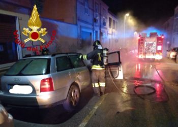 Sassari: a fuoco due auto in via Bogino, sul posto i vigili del fuoco
