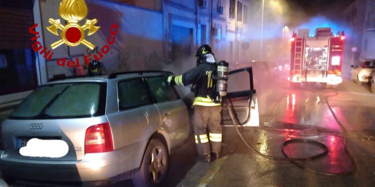 Sassari: a fuoco due auto in via Bogino, sul posto i vigili del fuoco