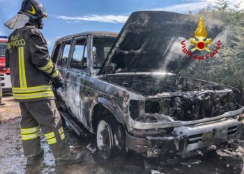 Bonarcado: a fuoco un auto, sul posto i vigili del fuoco