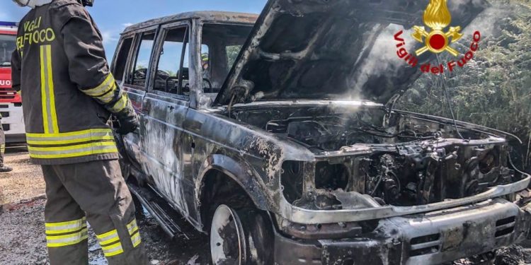 Bonarcado: a fuoco un auto, sul posto i vigili del fuoco