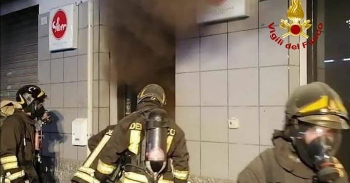 Quartu Sant’Elena: a fuoco un’attività commerciale, intervengono i vigili del fuoco