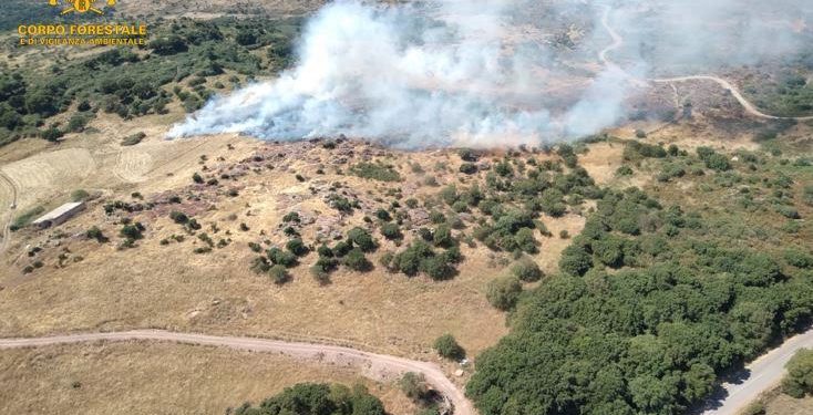 Incendio a Tresnuraghes, sul posto un elicottero del Corpo forestale