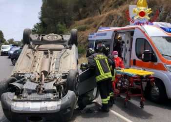 Incidente stradale alle porte di Nuoro, sul posto i vigili del fuoco