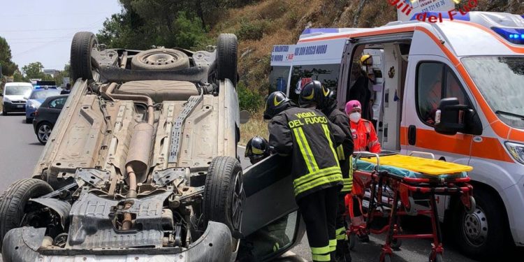 Incidente stradale alle porte di Nuoro, sul posto i vigili del fuoco