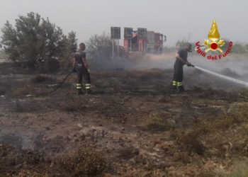 Incendio di alghe marine nella spiaggia lungo la costa cagliaritana a Giorgino, intervengono i vigili del fuoco