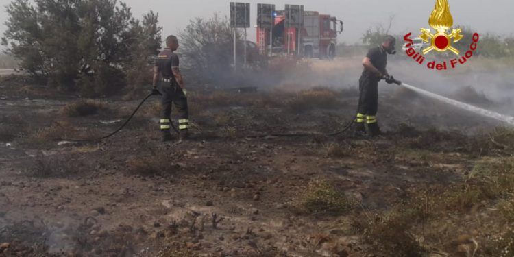 Incendio di alghe marine nella spiaggia lungo la costa cagliaritana a Giorgino, intervengono i vigili del fuoco