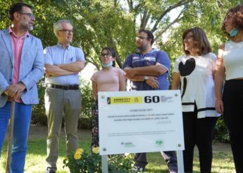 Sassari, una rosa gialla per i sessant’anni di Amnesty: «La tutela dell’ambiente non è slegata dai diritti umani»