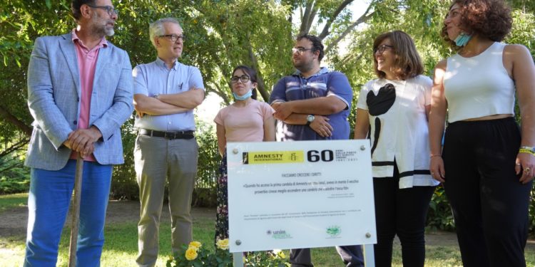 Sassari, una rosa gialla per i sessant’anni di Amnesty: «La tutela dell’ambiente non è slegata dai diritti umani»