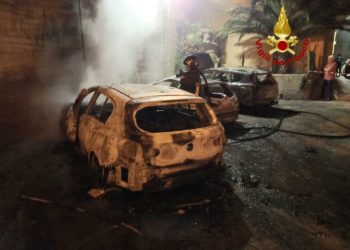 Castelsardo: auto in fiamme in prossimità del castello, sul posto i vigili del fuoco