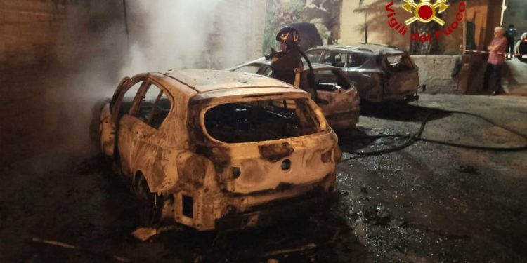 Castelsardo: auto in fiamme in prossimità del castello, sul posto i vigili del fuoco