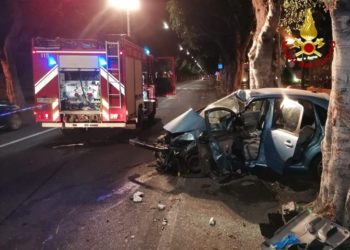 Un’auto è finita contro un albero la notte scorsa in viale Trieste, a Cagliari, il conducente è ricoverato in codice rosso